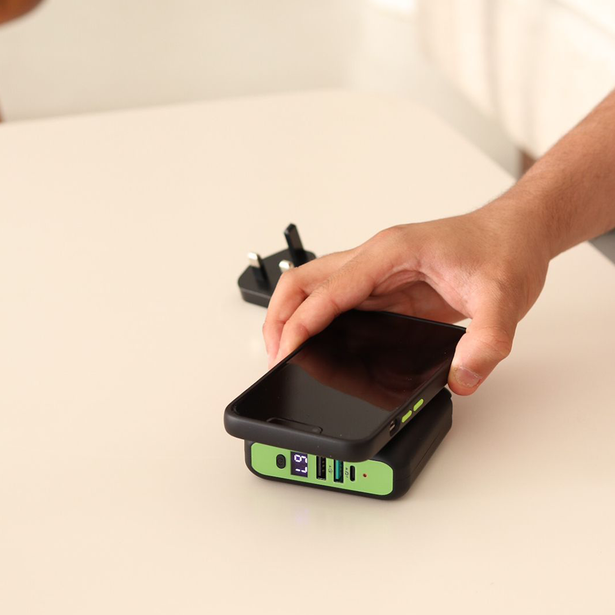 Goui - Mbala - Wall charger, + Power Bank 8000 + Qi - Image 4